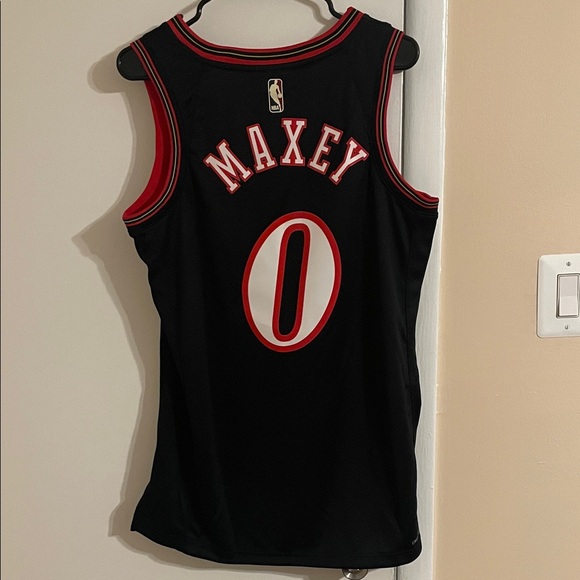 Philadelphia 76ers Nike brand Tyrese Maxey jersey, sz 44, Mens Medium, NWT - Picture 2 of 3